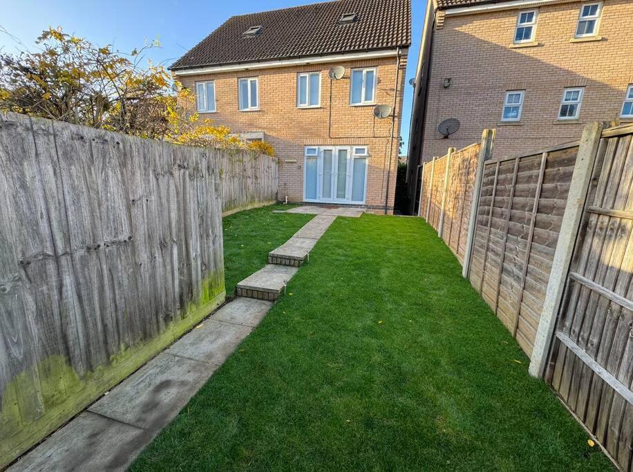 Modern Townhouse - 3 Bed 2.5 Bath 2 Private Gated Parking Villa Wellingborough Exterior foto